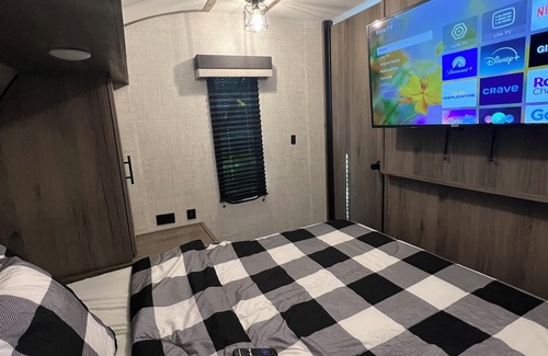 Bridgeview House | 2022 New Luxury Modern Trailer/RV BnB