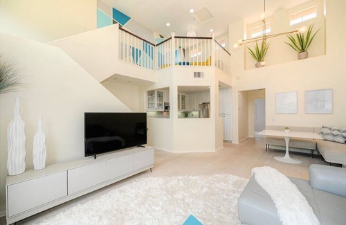 Temecula House | BRIGHT & MODERN Across from LAKE, 2 KING BEDS!!