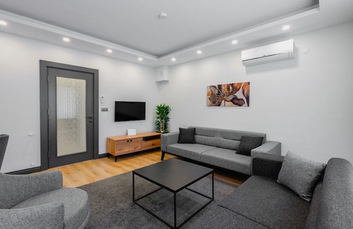Lara Apartment | Stylish Flat w Balcony Near Lara Beach
