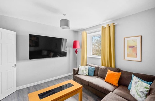 Severn Beach House | 4BR Contractor Pad -70 INCH TV! & Free Van Parking