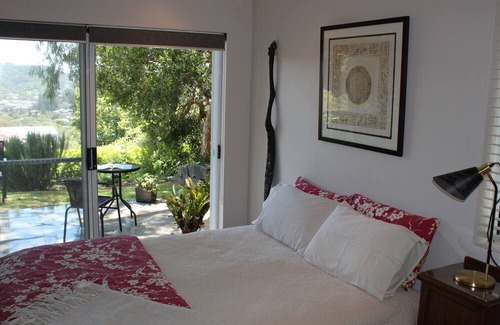 Newport Apartment | Spacious 2 bedroom garden apartment with pool at Newport Beach.