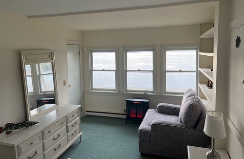 Charlotte Cottage | Solar Eclipse, Charming lakeside 2-bedroom cottage in lovely Charlotte, Vermont