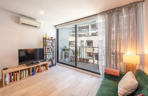 Abbotsford Apartment | Charming 1-BR Apt w/Pool & Gym -15 mins from City!