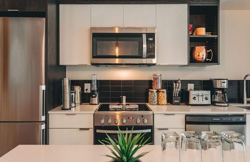 Rutland Apartment | The Waikiki Retreat | King-bed + 11 minutes from downtown! | Pet-friendly!