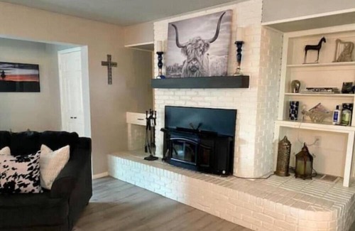 Dennis House | Lil Bit O Texas home + Guest Unit! Sleeps 14! Waterfront/Fish/Kayak/Fire Pit/BBQ