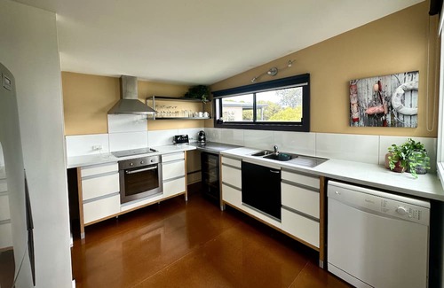 Ventnor House | Breathtaking Ocean View & Short Walk to the Beach. Fully fenced & Pet friendly!