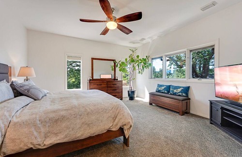 Forestville House | Couples Retreat-Hot Tub Swimming Pool & Views