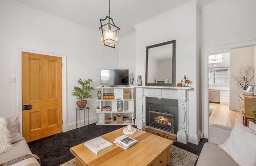 New Town House | Roses on Pirie - Comfortable & Central