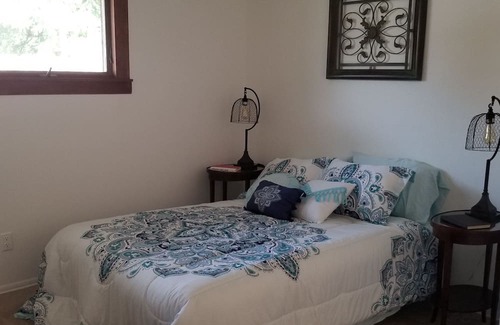 Worthington House | Modern single story bungalow. Central to major attractions-Stadiums, Golf, Zoo