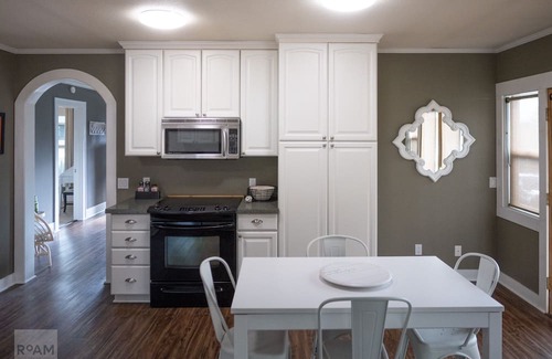 Norkirk House | Cottage Home in Heart of Kirkland w/Yard for Pets