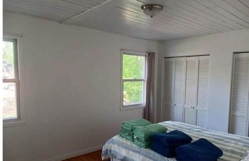 Pincourt Ski Chalet | Amazing waterfront sunset. Chalet close to mtl.