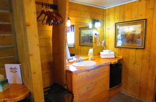Dubois Cabin | Unit Room 108