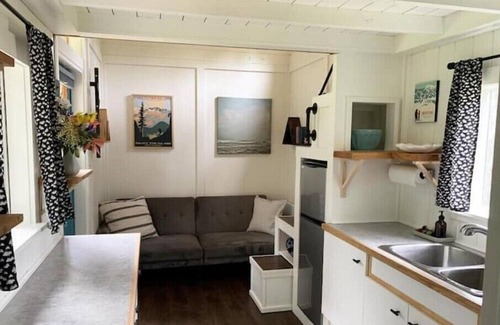 Courtenay House | Sweet Tiny Home on Blueberry Farm close to Ocean