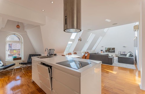 Ujlipotvaros Apartment | Modern Penthouse with Private Terrace Hot Tube