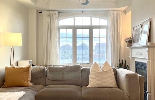 Ajax House | Modern and Bright 3 Bedroom Townhome W/ Parking!