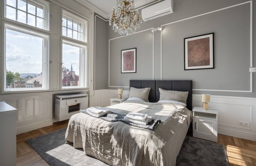 Csarnok negyed Apartment | 3 BR Classical Apartment With a Modern Touch
