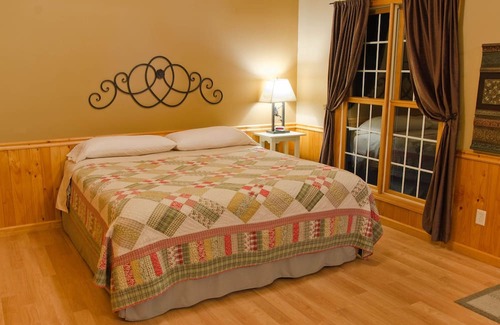 Carbondale Cabin | Hot Tub Cabin- In the Heart of Shawnee Wine Trail