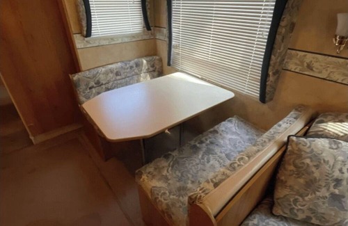 Crystal Falls RV Rental | 2006 Jayco JayFlight- Lakeside Adventures