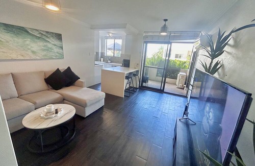 Cronulla Apartment | SEASIDE BLISS: 2BR APARTMENT W/ SPACIOUS PRIVATE BACKYARD IN HEART OF CRONULLA
