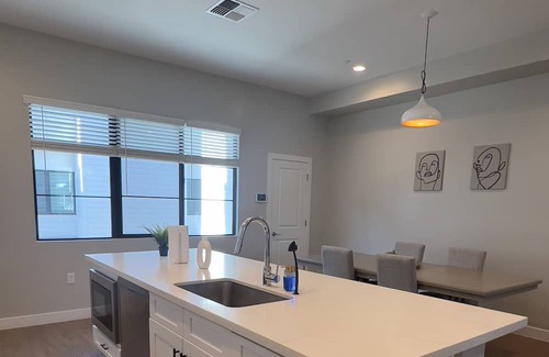 Camelback East House | Arizona desert retreat 3 bed 3.5 bath Family sized home with onsite pool & gym.