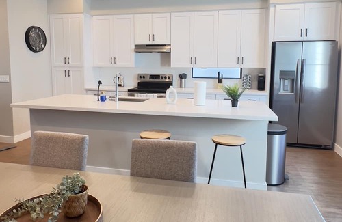 Camelback East House | Arizona desert retreat 3 bed 3.5 bath Family sized home with onsite pool & gym.