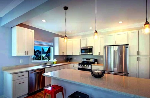 Hilltop House | New Luxury Hilltop Home Near Downtown Tacoma w/Room for All