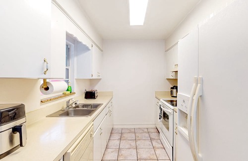 Eagle Lake House | Dog-friendly charming home with enclosed pool, large lanai, desk, & open layout