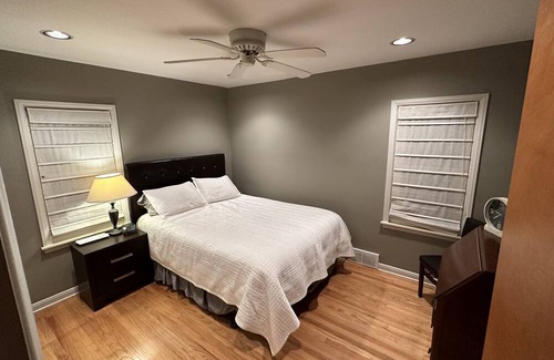 Allen Park House | Nice bungalow in quiet Allen Park neighborhood near airports/Downtown Detroit