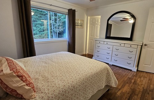 Innisfil House | South Barrie, ravine backing house 3 beds 2 bath, large deck, private backyard