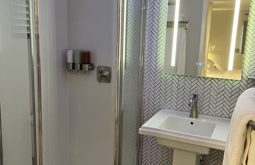 Modesto House | New construction, central location, book for multiple nights, weeks or months!