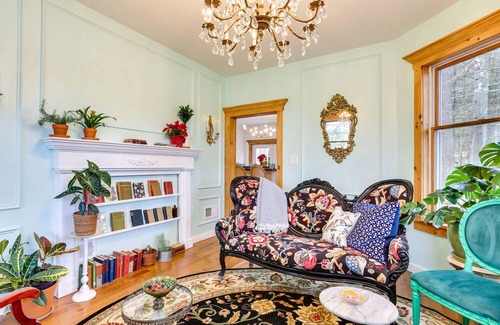 Lake Huntington House | Waterfront Catskills Home w/ Hot Tub & Fireplace