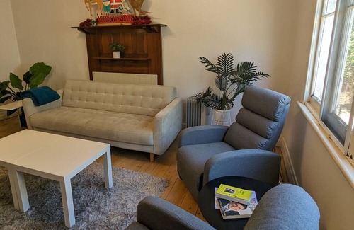 Essendon North House | Essendon Dreams. 10 min to Airport, Near shops, food, transport. Pet friendly