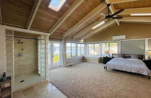 Bonney Lake House | Lake Tapps Events House on the Bankers Island with Dock and Boat Launch