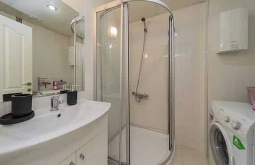 Konyaalti Apartment | Flat w Pool Garden and Balcony 7 min to Beach