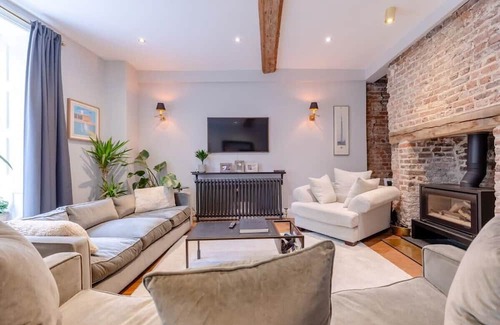 Greenwich West House | Elegant & Modern 5BD Home w/ Garden - Greenwich!