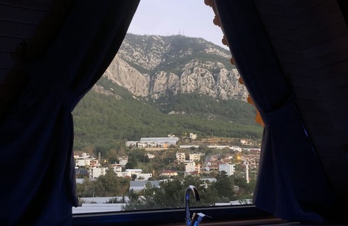 Karaoz House | Dağ ve deniz manzaralı, jakuzili üçgen ahşap ev