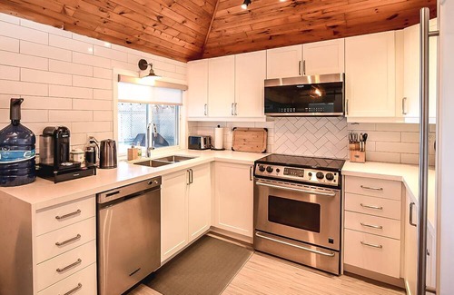 Hamilton Cottage | Cozy beach escape from the city! Enjoy a sandy beach retreat on Lake Erie!