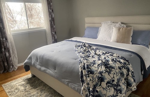 Applewood House | 4 Bedroom Stylish Home 11 min from Toronto Pearson Airport