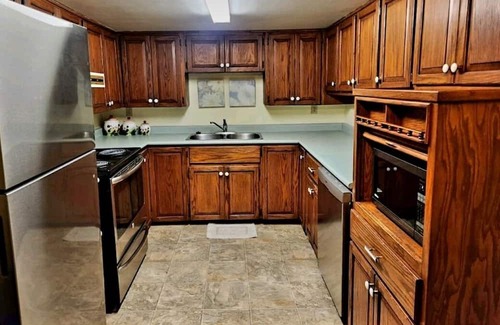 Maple Ridge House | Private Basement suite, beautiful ravine! Perfect, Relaxation or Celebration 🤩