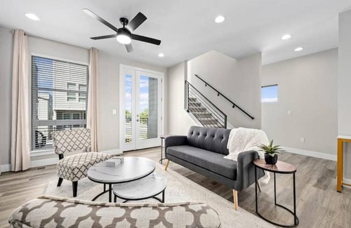 Aurora House | Tranquil Townhome 3 bedroom, rooftop deck & garage
