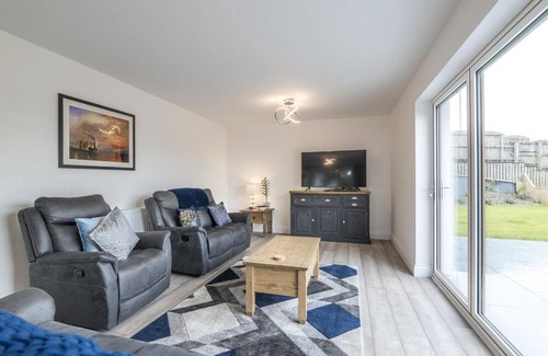 Pembroke Dock House | Martello View - 3 Bedroom Holiday Home - Llanreath