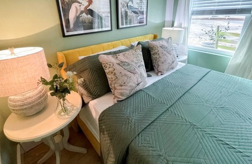 Navarre Cottage | Adorable, fully-equipped coastal cabana near beaches with outdoor grill terrace