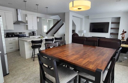 Winnipeg House | ChessKings Luxurious 4 Bedrooms in Sage Creek