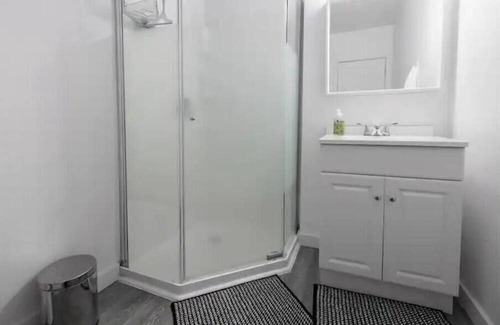 Ottawa Division Apartment | Modern getaway 1 Bedroom