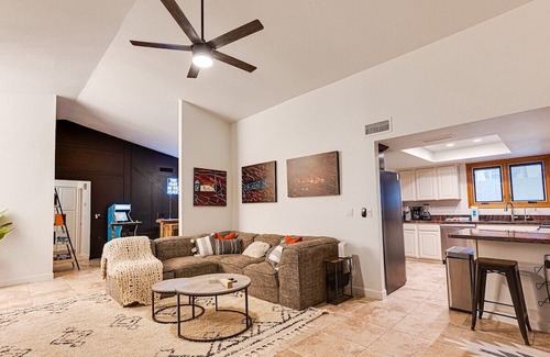 Sunset Ridge House | This house is a 4 bedroom(s), 2 bathrooms, located in Scottsdale, AZ.