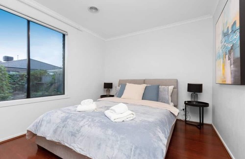 Truganina House | 4BR holiday house in Truganina