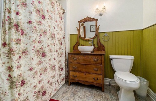 Manistee Bed & Breakfast | The Chandelier Bed & Breakfast ROOM#4