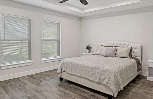 Warm Mineral Springs Apartment | 3 Bedroom 724700 by Houzlet