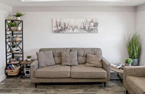 Warm Mineral Springs Apartment | 3 Bedroom 724822 by Houzlet
