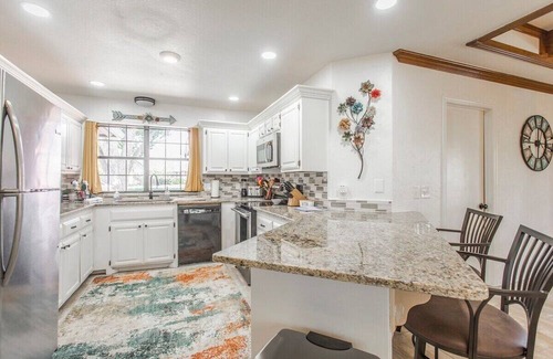 Edmond House | Spacious Home / Swimming Pool / Quiet Neighborhood